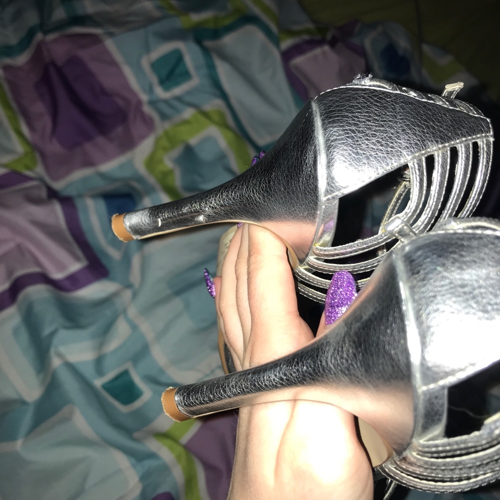 Silver heels - Picture 7 of 8
